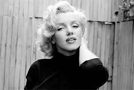 Famous for playing comedic blonde bombshell characters. Prichina Smerti Merilin Monro