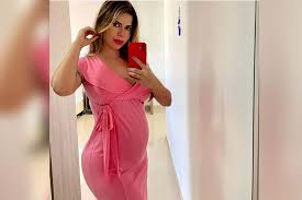 Cacau colucci mostrou fotos em que aparece combinando o look com o noivo, o deputado e delegado bruno lima, defensor da causa animal, e a cachorrinha do casal. Cacau Colucci Posa Exibindo A Barriga De Sete Meses De Gravidez Entretenimento Rondonia Dinamica