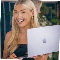 Aimee Morrison's Instagram, Twitter & Facebook