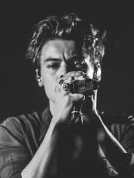 Black And White Harry Styles Concert Review Harry Styles Troubadour Show Delivers A Triumph With Tears And Stevie Nicks Harry Styles Harry Edward Styles Mr Style