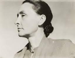 Georgia O'Keeffe's hairstyle in 1930 photo