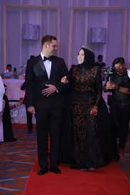 Kebaya pengantin hitam beludru ini sesuai untuk anda yang menginginkan penampilan tradisional bergaya keraton. Shila Amzah Pecah Tradisi Pilih Tema Black Elegant Rekaan Azura Couture Untuk Majlis Resepsi Nona
