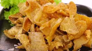 Sajian ini mudah dimakan karena bisa dipegang hanya dengan satu tangan. Resep Praktis Kulit Ayam Goreng Gurih Dan Renyah Lifestyle Fimela Com