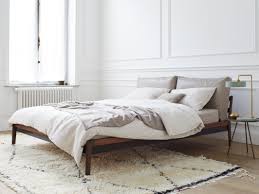 Realizzati in india per questi mobili sono stati utilizzati. Letto Matrimoniale In Legno Massello Con Testiera Imbottita Mobili Mobili Da Camera Interni Camera Da Letto