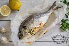 In un tegame ampio versate un generoso giro di olio di oliva, scaldatelo e poi versate la cipolla 10. Orata Al Cartoccio In Padella