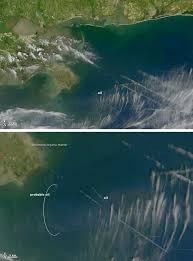 Un video publicado en las redes sociales muestra a tres barcos tratando de sofocar un fuego que emerge del mar, muy cerca de una plataforma en alta mar. Incendios Masivos En El Mar Para Contener El Derrame De Petroleo Del Golfo Vista Al Mar Peniscola