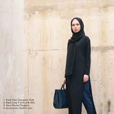 Wanita muslimah yang juga bekerja dituntut untuk bisa aktif di luar rumah dan tetap memegang prinsip mengenakan pakaian muslimah yang syar'i. Inayah Modest Smart Casual Gaya Hijab Pakaian Baju Muslim