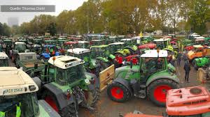 Eindrücke von heutigen demo in berlin. Landwirte Demonstrieren Traktorenprotestfahrt Durch Stuttgart Youtube