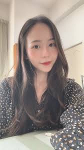 有沒有誰可以跟我說為什麼iPhone 15 pro拍照按下去會自動調亮⋯⋯⋯ 哀居的🥲可以調嗎⋯⋯