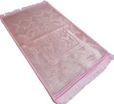 Teppich (groß) können hier von rosé, zartgrau, violett bis hin zu altweiß und beige ausgelegt werden und den wunderschönen stil dabei bestmöglich unterstreichen. Teppich Gross Weich Gebetsteppich Sejjade Kaufland De