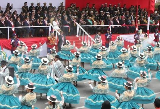 💃🇵🇪 La Pandilla Moyobambina participó en la Gran Parada y Desfile Cívico  Militar 2026, llevando al estrado oficial la cultura y tradición de la  Amazonía peruana. Durante su presentación, integrantes de la