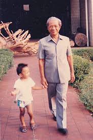 Kalau di indonesia, kita mengenal sebutan kakek dan nenek, opa dan oma, atau eyang kakung dan eyang putri. Maw Mblusuk Telusur Kubur Leluhur Di Magetan Dan Madiun