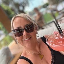 Looking for a mua to put make