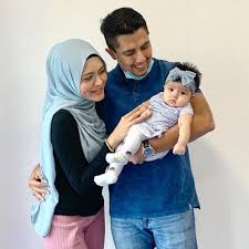 Download lagu profile datuk maznah hamid mp3 dan video mp4. Comelnya Cucu Arwah Iron Lady Datuk Maznah Hamid Sedondon Baju Raya Dengan Mummy Daddy Nona