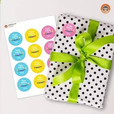 เตร ยมหาของขว ญไว ให คนท สำค ญของเราก นด กว า ส วนการตกแต งกล องของขว ญให ด หร สะด ดตาแค หา สต กเกอร ต ดของขว ญท เราออกแบบมาเฉพาะสำหร บว นพ เศษเช นน ใส ช