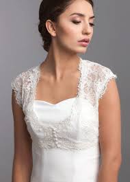 This pretty coverup is made with striped fine satin fabric in ecru cream color with slightly silver simmering stripes. Brautbolero Brautjacke Online Kaufen Hochzeitshaus Berlin
