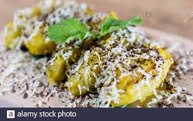 Check spelling or type a new query. Pisang Goreng Keju Ist Eine Malaysische Und Indonesische Delikatesse Bananenfritter Mit Viel Kase Geriebenen Pralinen Und Kondensmilch Stockfotografie Alamy