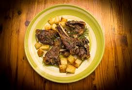 Ridici folia, intorci carnea si mai lasi neacoperita inca 20 de minute. Garnitura La Friptura De Miel