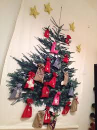 Ikea Hack Adventskalender Der Tannenbaumstoff Wurde Oben Und Unten Mit Einer Ikea Gardinenstange Verstarkt Die Adventkalender Weihnachtsbaum Adventskalender
