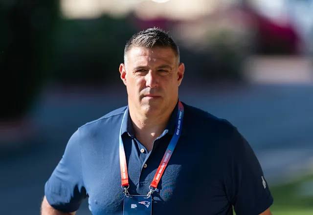 Mike Vrabel Called Out For Questionable Move During Public Appearance With  Wife - Yahoo Sports