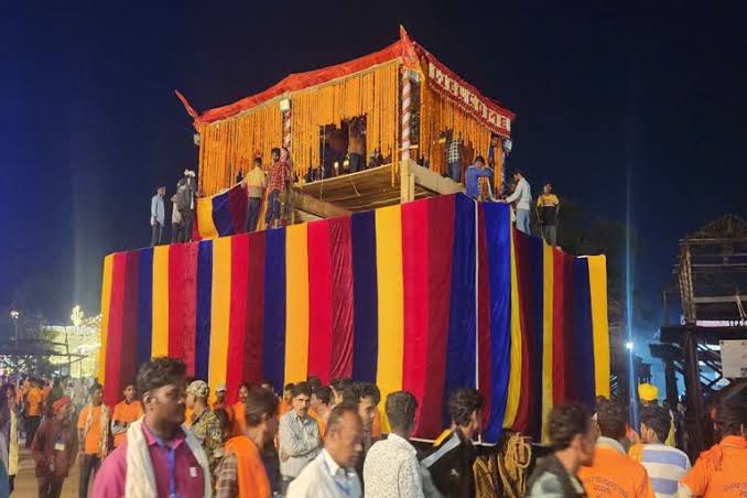 बस्तर दशहरा: 600 साल पुरानी रथ चलने की परंपरा में देरी, रथ खींचने से  माड़िया जनजाति ने क्यों किया मना