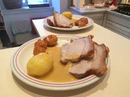 Doch wie bereitet man den perfekten schweinekrustenbraten zu hause selber zu? Ce 48 Flaeskesteg Der Schweinsbraten Ohne Kummel Aus Danemark Koch Buch Katz
