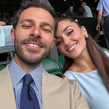 🟣 Hande Erçel, sevgilisi Hakan Sabancı ile Maldivler'den döndü. İstanbul  Havalimanı'nda görüntülenen çift, ayrılık iddialarıyla ilgili konuştu.  Hakan Sabancı; “Çok güzel giden bir beraberliğimiz var. İnsanlar, sürekli  bizim ilişkimizi konuşuyorlar ...