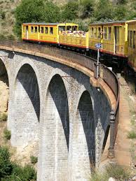 Office de tourisme du pays de sault 613 chemin départemental, roquefeuil. A Bord Du Train Jaune Transportrail Le Webmagazine Des Idees Ferroviaires Train Jaune Voyage En Train Tourisme En France