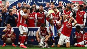 Arsenal won the fa cup again for the 14th time and here they were collecting their prize! Arsenal Lift 14th Fa Cup But Aubameyang Drops It