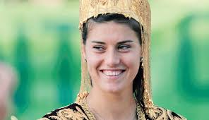 Sorana cirstea (born on april 7, 1990 in bucharest, romania) is a romanian female tennis player. Sorana Cirstea Iubit Pe Placul Mamei Cuget Liber