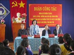 Trần thị mai phương viết: TrÆ°á»Ÿng Ban Dan Váº­n Trung Æ°Æ¡ng TrÆ°Æ¡ng Thá»‹ Mai ThÄƒm Táº·ng Qua Táº¡i Cac Ä'iá»ƒm TrÆ°á»ng Kho KhÄƒn Cá»§a Tá»‰nh Kon Tum