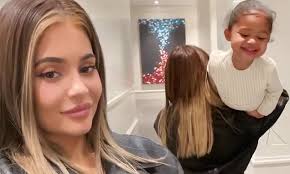 Our blonde wigs are all blonde lace front wigs.lace wigs just look like real hair,very soft reduced natural looking hair texture,.also the hair quality of our blonde lace front wig is very good. Kylie Jenner Claps Back At Follower Who Criticized Her Bronde Tresses Daily Mail Online
