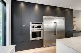 Le Blanc Et Le Gris Mat Des Armoires En Polyethylene Proposent Un Melange Tout En Elegance Sans Oublier Le Comptoir Locker Storage Kitchen Kitchen Appliances