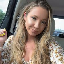 Woman in red 😍😍