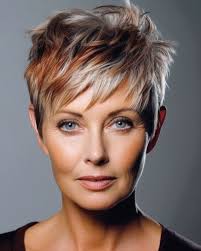 Pfiffige Kurzhaarfrisuren Frauen Frech