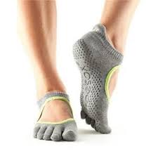 In hot yoga and yoga sculpt classes, sweat rolls steadily and constantly down our limbs. 10 Best Grip Socks Tested And Reviewed In 2021 Runnerclick