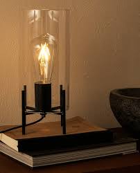 afbeelding van het product glazen lamp met een metalen voet glass lamp lamp zara home