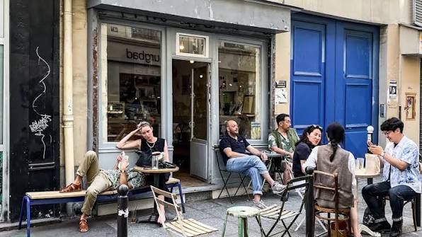 140 Rue Amelot – Un minuscule espresso bar de poche d'une esthétique japonaise épurée, servant des extractions parfaites et de magnifiques tartelettes.