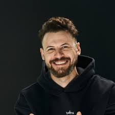 Does anyone else start thinking, "Is this an AI page or a real person?"  when accepting new connections? I hadn't noticed this before, but now, with  so many AI agent pages and