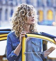 Les Tendances Coiffure Automne Hiver 2019 2020 Cheveux Coiffure Cheveux Boucles