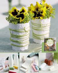 Vasen Parade Mit Veilchenbluten Gipsbinden Bzw Mullbinden Mit Gips Umhullen Verschiedene Gefasse Von Wasserrohrchen Bis Gipsbinden Natur Handwerk Gips Basteln