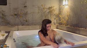 Latina de enormes tetas se toma la leche despues de jugar en el jacuzzi