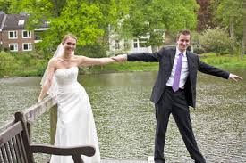 Ist ein rotes kleid in ordnung, und darf man schwarze oder weiße kleidung tragen? Schwarzes Kleid Zur Hochzeit Das Sollten Sie Als Gast Beachten