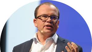 PMH, doodle artiste, originaire de Redon, personnalise et signe le piano  blanc offert au CHU de Nantes