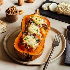 Simple, une courge butternut fendue en. Butternut Farci Aux Poireaux Et A La Buche De Tournon Soignon