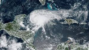 A las 5:30 de la mañana el huracán impactó en el municipio de puerto morelos, quintana roo, con un desplazamiento de 28 kilómetros por hora y vientos máximos de 175 km/h. 9qtyeu1axuq 2m