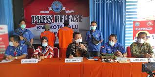 Parahnya lagi, mereka juga belum ada yang mendapatkan tunjangan sertifikasi. Bnn Kota Palu Tangkap Bandar Dan Kurir Shabu Pelakunya Pegawai Honorer Channelsulawesi Id