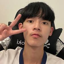 是在說doggo 嗎？他確實是有中國口音因為他在中國打很多年了不過回台灣過後有比剛回來時淡很多了Karsa 剛回台時口音也超重