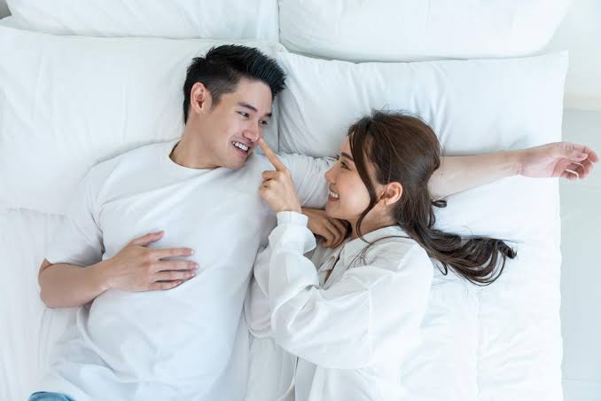 ôm nhau ngủ có thật sự giúp bạn thư giãn và ngủ ngon hơn? •
