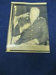 In 1943 galtieri entered the argentine. Argentine Pres Leopoldo Galtieri Gestures At Govt House Vintage Wire Press Photo Ebay